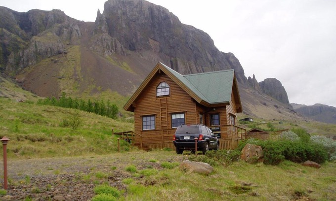 Borgarnes House | Vindheimar Cottage - Great View - Hot Tub