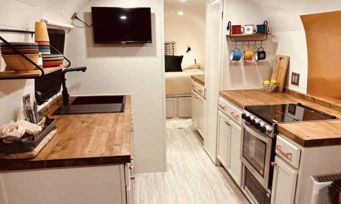 Baptistown House | Vintage Airstream “Lost inn Lavender”