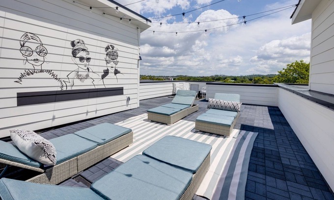Whitebridge House | Vintage Couture-Rooftop Deck-Mins To Downtown