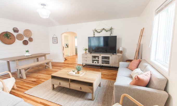Bethel-Danebo House | Vintage Home By Parks- 20 min to U of O - 8 min to Airport - Pet Friendly