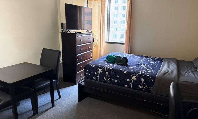 Eau Claire Apartment | Vintage Studio in Calgary’s Downtown West End