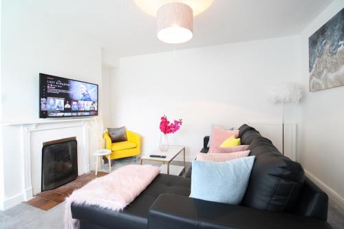 Aylesbury Apartment | Virexxa Aylesbury Centre - Deluxe Suite - 3Bed House with Free Parking