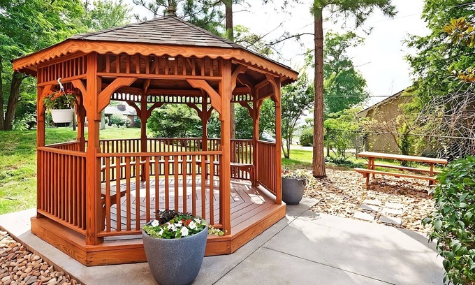 Ashley Oaks House | Visit the Lakeshore Park! Private Kitchen & FREE Parking! Pets Allowed, Gazebo!