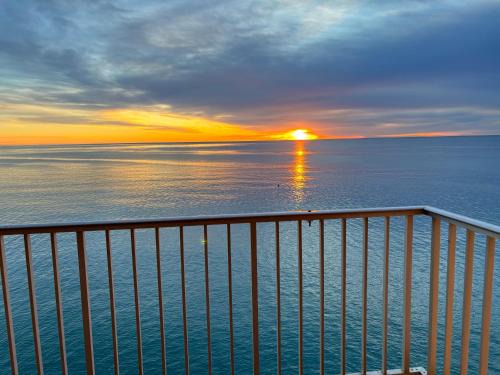 Faro de Cullera Apartment | Vista al mar con piscina