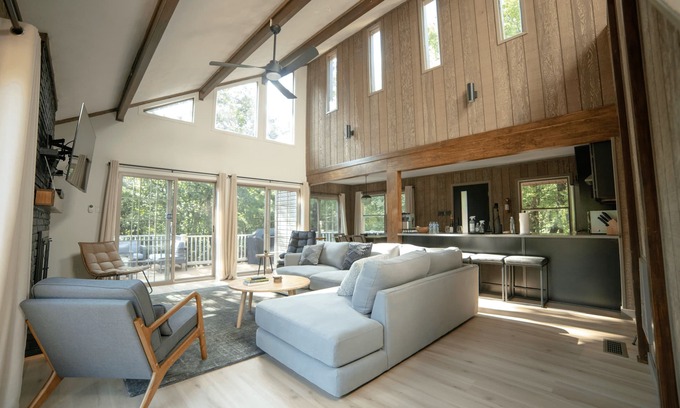 Lake Harmony Estates Cabin | Vista View CabinnHOT TUB! Lake Access!