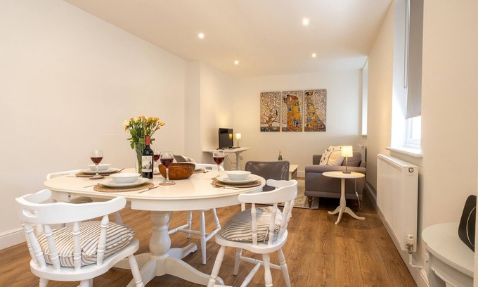 Leiston Cottage | Volunteer Lodge - sleeps 4 guests in 2 bedrooms