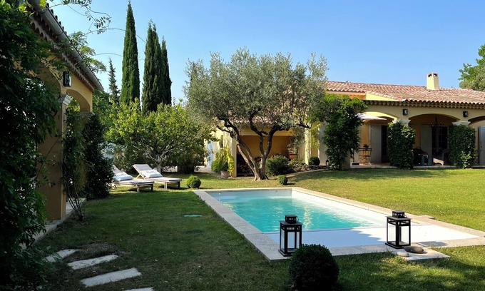 Arpaillargues-et-Aureillac Bed & Breakfast | Vrbo Property