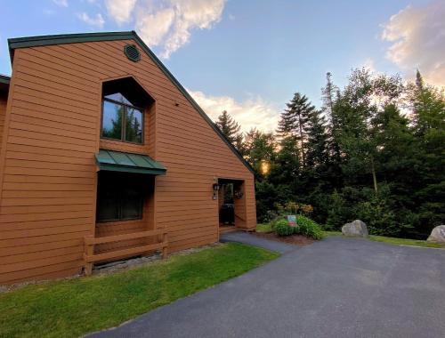 Bretton Woods Villa | W2 Mount Washington Place Townhome for winter seasonal 1 minute to ski slopes reliable WiFi