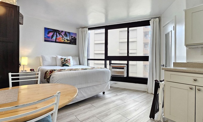 Diamond Head - Kapahulu - St. Louis Apartment | —⚚Waikiki Beach☥— 8th flr Queen Bed Studio w/Pool — WAIKIKI GRAND HOTEL®