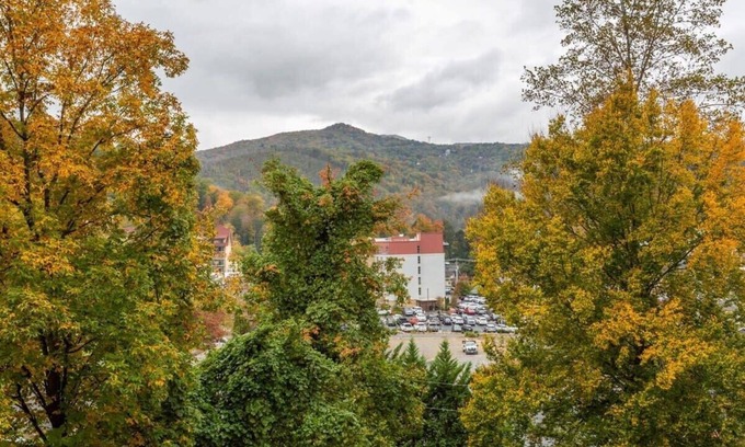 Gatlinburg Condo | Walk 2 Downtown Gatlinburg/Awesome Mountain Views