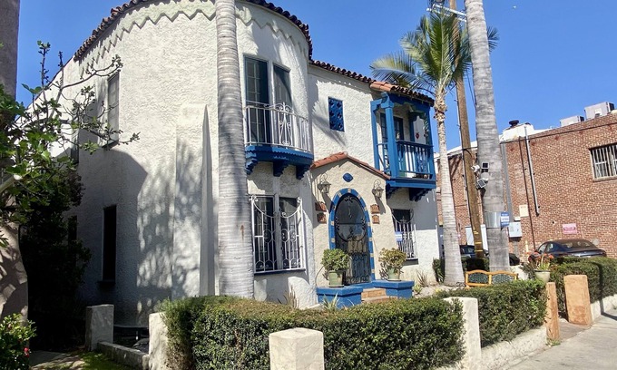 Greater Wilshire - Hancock Park Apartment | Walk 2 Grove Trader Joe Shops Restaurants Museums Cedars Renovated kitchen baths