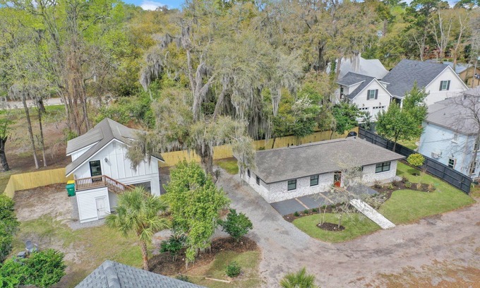 Olde Town House | Walk into Bluffton/BOHO Home & Carriage House-HA