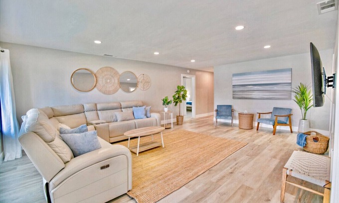 Townsite House | Walk to Beach and Pier! 10 Min to Legoland