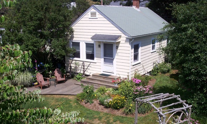 Newport East Cottage | Walk to Beach from adorable vintage cottage!
