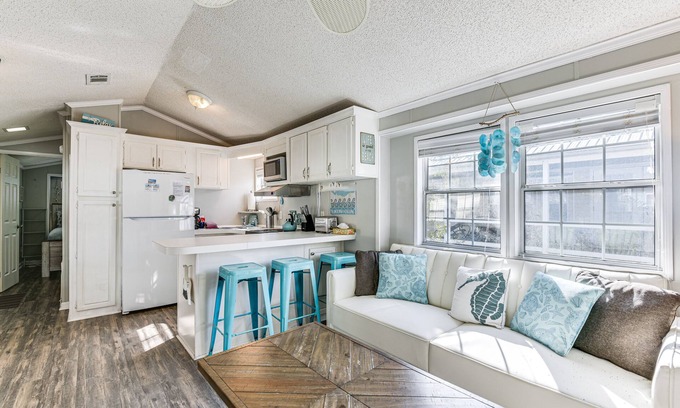 Miramar Beach Cottage | Walk to Beach: ‘Miramar Tropical Cabana’ w/Deck!