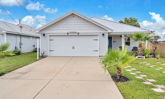 Holiday Beach House | 🌴Walk to Beach-Pet Friendly-Great Location-Sunset by the Sea🌴