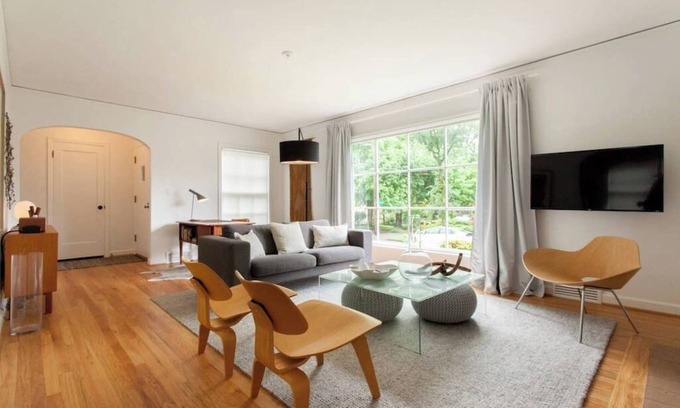 Buckman Neighborhood House | ★ Walk to Belmont - 2-bed/1-bath - Walk Score: 95!