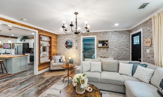 Long Mott Cottage | Walk to Boat Ramp: Newly Remodeled Seadrift Home!
