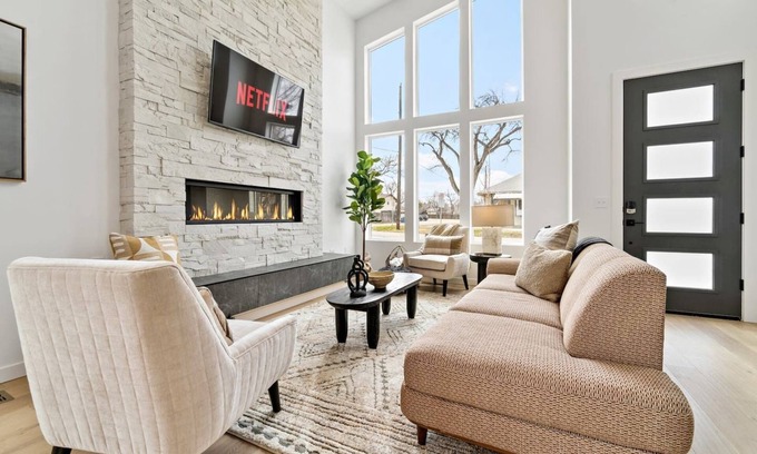 Southeast Boise House | Walk to BSU*2600ft²*HotTub*King*Parking*1000Mbps