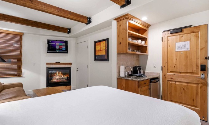 Kimball Junction Condo | Walk to Dining & Shops | Fireplace | Pool & Hot Tub Included