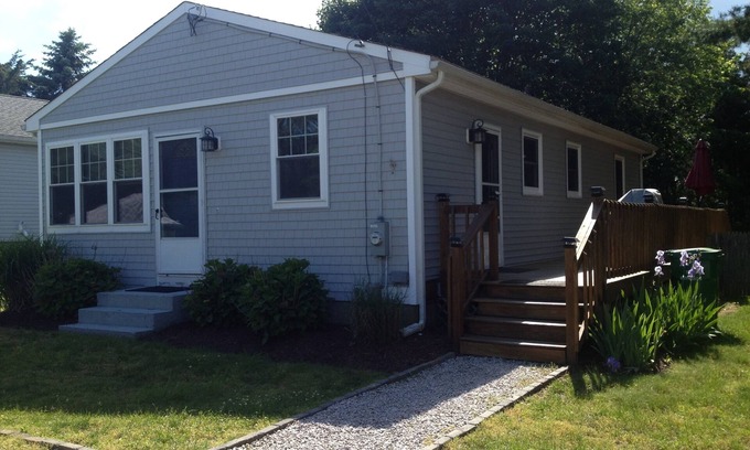 Kenyon Cottage | Walk to Greenhill Pond from this three bedroom charming ranch. Includes assoca