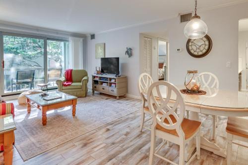 Harbour Town Apartment | Walk to Harbour Town Quaint Sea Pines Gem