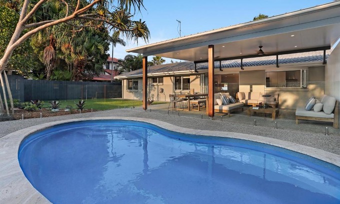 Noosa Heads House | Walk to Hastings Street, Noosa Sound