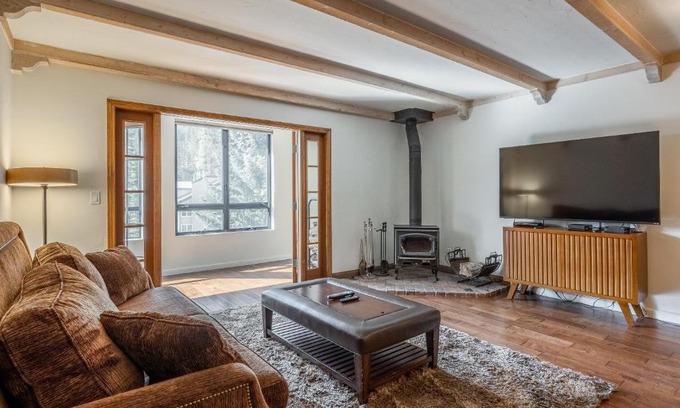 Mammoth Lakes House | Walk to Lift Updated 2 Bedroom 2 and a Half Bathrooms 1849 Condos 209 Steps to Canyon Lodge Sleeps 6