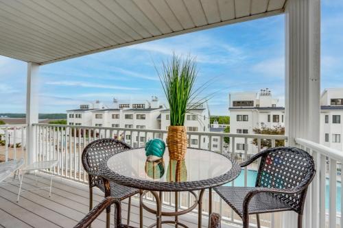 Osage Beach Apartment | Walk to Shops and Lake Pool-View Osage Beach Unit