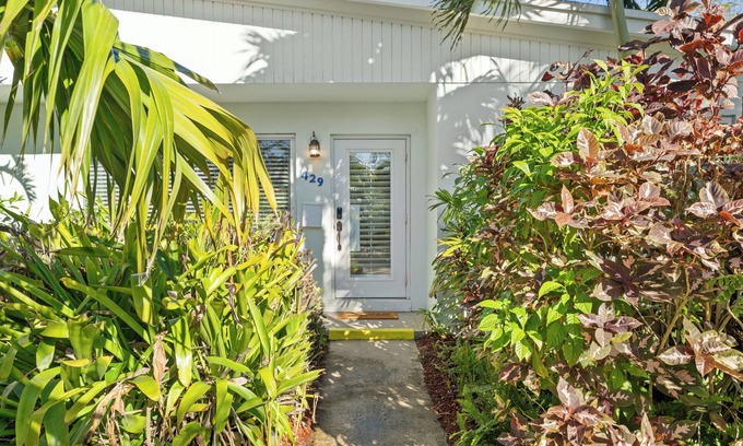 Florida North Atlantic Coast House | WALK TO THE BEACH! Charming 3-bedroom house in North Palm Beach with AC, WiFi
