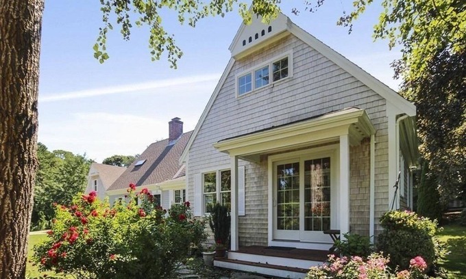 South Orleans Condo | Walk to the beach at Little Pleasant Bay from this newly decorated cottage!
