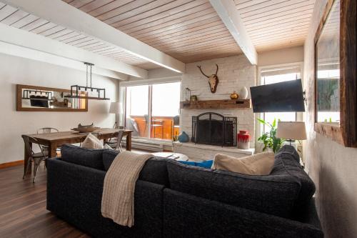 Warrior's Mark House | WALK to Town, Hikes, & Ski Lift! Pool & Hot Tubs!