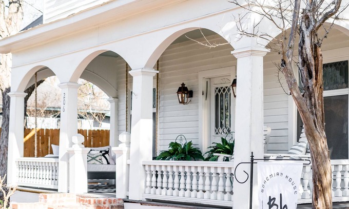 Fayetteville House | WALK TO TOWN + Restored Vintage Vibe + Sleeps 8