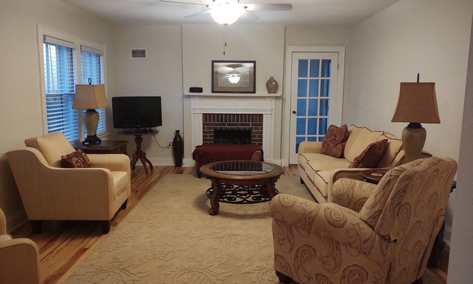 North Charleston House | Walkable Park Circle Home! Central location to everything Charleston.