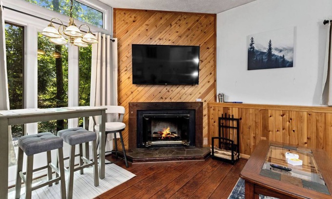 Wintergreen Condo | Walking Distance to Ski Slopes! Cozy Condo that sleeps 4!