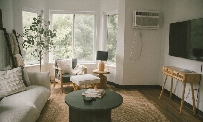 East Hillside Apartment | Walking Distance from Hospitals, Lake-walk and Restaurants