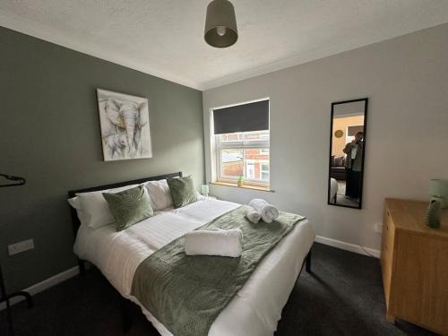 King's Lynn Apartment | Walnut House - Modern 1 Bedroom Apartment very close to town by Shortstays4u
