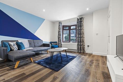 Walsall House | Walsall - 4 Bedroom House, Wi-Fi, Garden , Sleeps 8 - JRR Stays