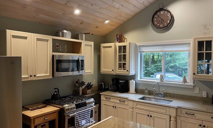 Rangeley Plantation House | "Wander Inn" to Lakefront Comfort on Mooselookmeguntic Lake.