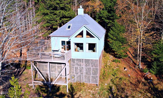 South Mountain Ski Chalet | Warm and welcoming chalet with spectactular mountain views in Snowshoe Resort