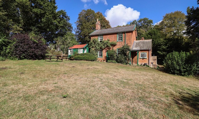 Bures House | WARREN COTTAGE, pet friendly, character holiday cottage in Assington