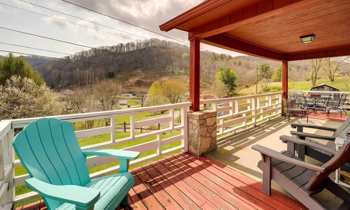 Warrensville House | Warrensville Home: Deck, Fire Pit & Mountain Views