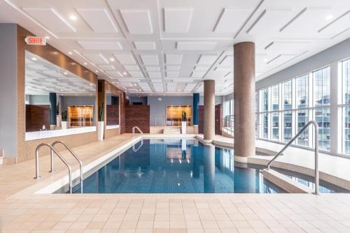 Downtown Montreal Hotel | Warwick Le Crystal - Montréal