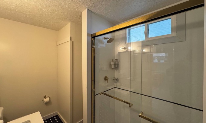 Geneva-on-the-Lake Cottage | Water Edge Cottage