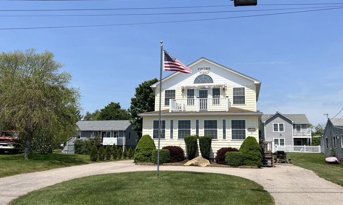 Snug Harbor House | Water View " THE PIPERS NEST " - minutes to the beach, located in Snug harbour !