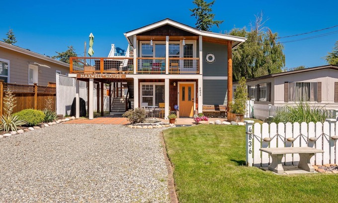 Blaine House | Water view, walking distance to beach, BBQ, decks, laundry BBH 4836
