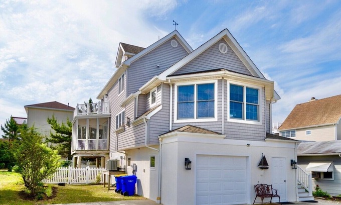 Broadkill Beach House | WATER VIEWS, MINI WEEKS, AND PET FRIENDLY! BOOK TODAY!