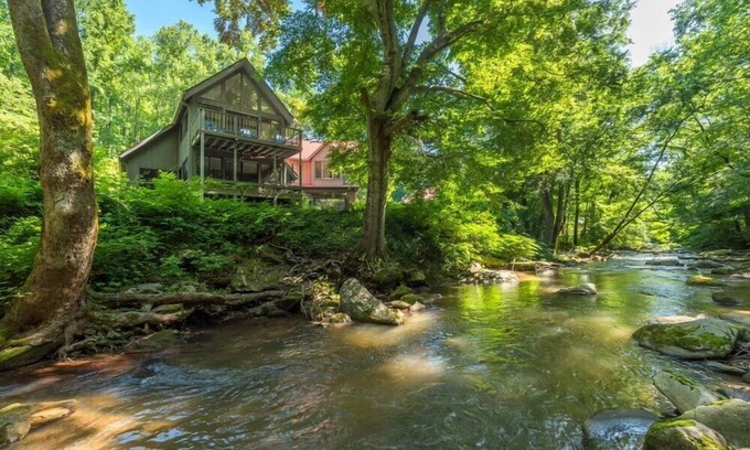 Lynn House | Waterfall Escape Fire Pit Riverfront Peaceful