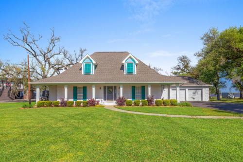 Sulphur House | Waterfront 3 Bedroom Home