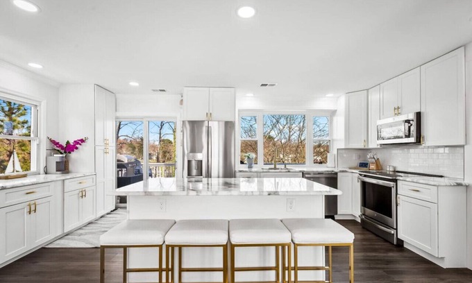 Glen Burnie House | Waterfront 5 Bedroom Near BWI/Annapolis/Baltimore